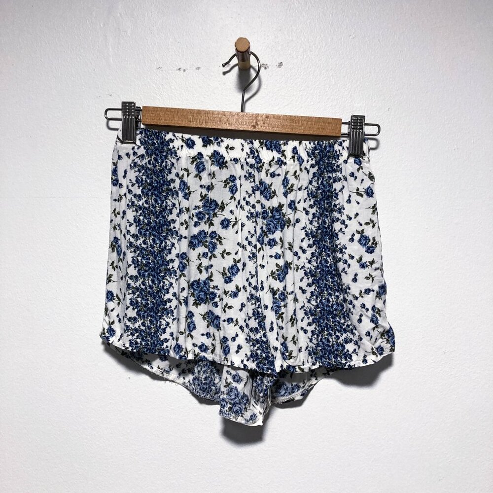 Brandy Melville Blue Floral Shorts - Picture 3 of 12